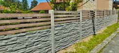 Betónový plot šedý štiepaný kameň s hnedom lamelou na vrchu