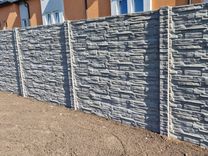 Betónový plot šedý štiepaný kameň so vzorovanými stĺpikmi