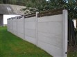 Zadná strana jednostranných betónových plotov