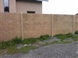 Zadná strana obojstranných betónových plotov