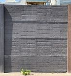 Zadná strana betónového plotu vzor lamela úzka plná vo farbe antracit