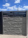 Antracitová lamela betónová na šedom štiepanom kameni v betónovom plote