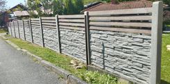 Betónový plot šedý štiepaný kameň s hnedom lamelou na vrchu