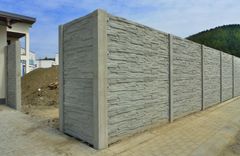 Betónový plot šedý štiepaný kameň